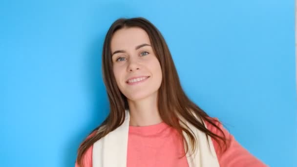 Mulher Jovem Feliz Com Sorriso Algo Engraçado Tem Humor Perfeito — Vídeo de Stock