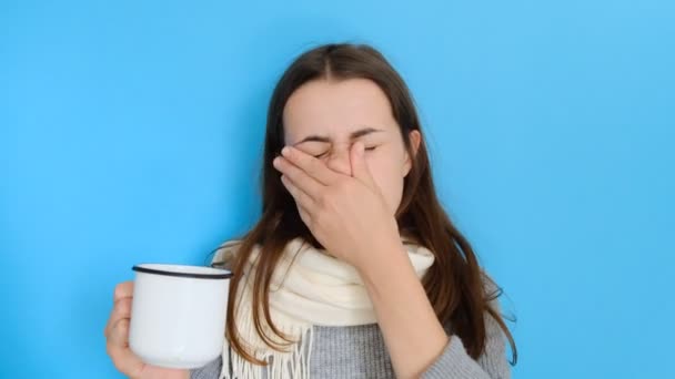 病気や治療の概念 鼻がかゆみ 頭痛がし 風邪を引き 熱い飲み物を飲み くしゃみをし ひどい片頭痛のポーズ室内 — ストック動画