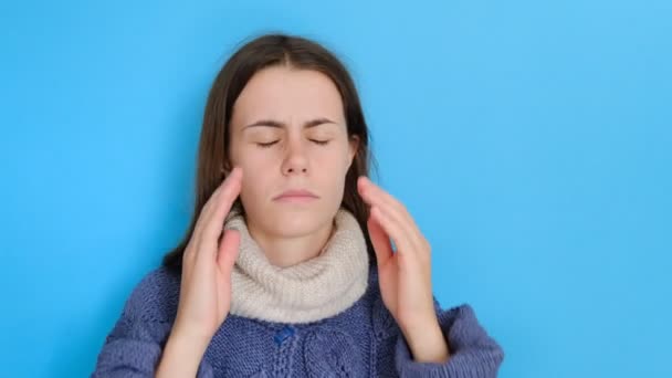 Belästigte Attraktive Frau Berührt Schläfen Hat Kopfschmerzen Nach Überarbeitung Hat — Stockvideo