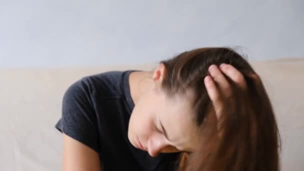 沮丧的女性有情绪问题 担心和绝望 心烦意乱的少女有困难有麻烦后悔意外怀孕需要心理帮助独自坐在家里 — 图库视频影像