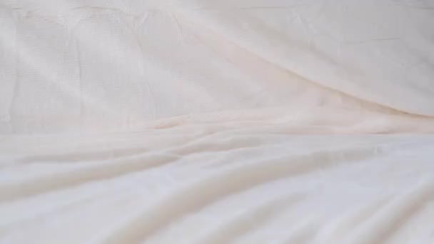 Deprimerad Upprörd Kvinna Känner Sig Ledsen Ensam Liggande Sängen Ensam — Stockvideo