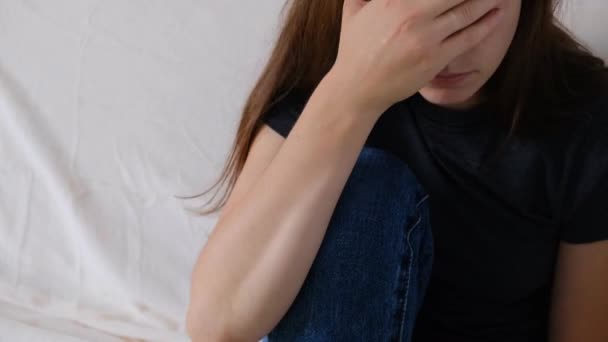 Deprimerad Orolig Orolig Ung Kvinna Sitter Soffan Hemma Frustrerad Förvirrad — Stockvideo
