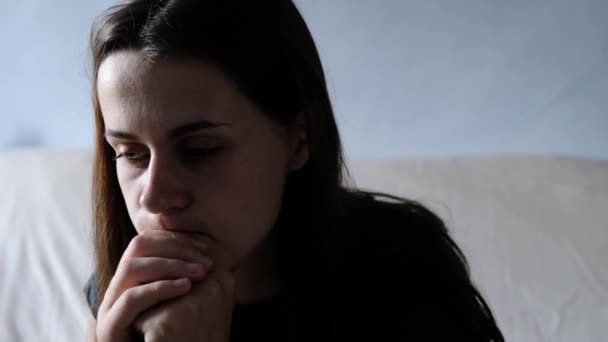 Ανήσυχη Ανήσυχη Νεαρή Γυναίκα Που Κάθεται Στον Καναπέ Και Κλαίει — Αρχείο Βίντεο