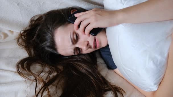 Απογοητευμένη Γυναίκα Νιώθοντας Αναστατωμένη Που Μιλάω Στο Τηλέφωνο Έχοντας Συναισθηματικά — Αρχείο Βίντεο