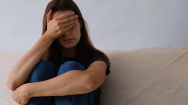 Üzgün depresif genç kadın kötü duygu endişeli utanç endişeli vurguladı. Duygusal sorunları, korkuları, endişeli ve umutsuz olan sinirli kadın. Psikolojik terapi, uykusuzluk