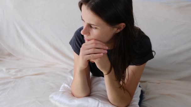 Senhora Desesperada Sofrendo Ataque Ansiedade Ficar Sozinha Casa Sentindo Impotente — Vídeo de Stock