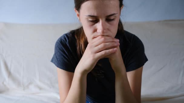 Close Wanhopige Vrouw Zitten Bank Zoek Weg Gevoel Depressieve Twijfelachtige — Stockvideo