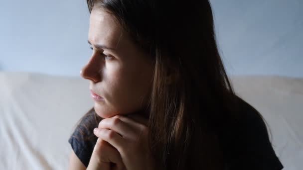 Közelről Kétségbeesett Kanapé Látszó Érezni Depressziós Kétséges Magányos Hangsúlyozta Ideges — Stock videók