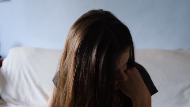 Close Wanhopige Vrouw Zitten Bank Zoek Weg Gevoel Depressieve Twijfelachtige — Stockvideo