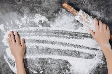 Pişirme arka plan. Un kalp, oklava ve gri masada kadın elleri. Fırında menü, tarifi, ev yapımı pasta konsepti. Üst te. Metniniz için kopya alanı içeren banner. Sevgililer Günü
