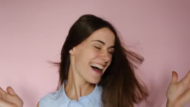 Crazy Face Frau Tanzt Bunten Konfetti Zeitlupe Fotokabine Rosa Hintergrund — Stockvideo