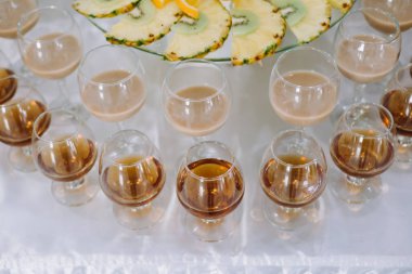 Soğuk egzotik alkollü içecekler, kokteyller ve meyveler ile festival masası. Kutlama veya diğer etkinlik