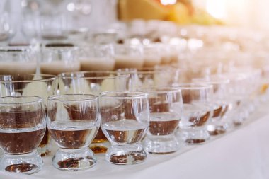 soğuk egzotik alkollü içecekler, kokteyller yakın. Parti ve tatil kutlama konsepti