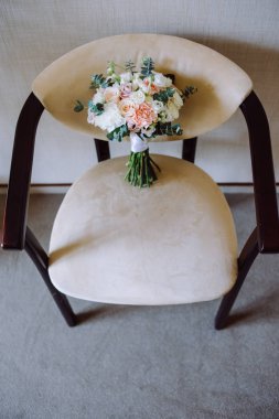 kırmızı ve beyaz çiçekler güzel modern düğün buketi yakın bir sandalyede yükseldi. Düğün detayları. Üstte görüntü