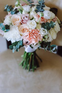 Kırmızı ve beyaz çiçeklergüzel modern düğün buketi bir sandalyede yükseldi. Düğün detayları ve doğal bir kavram. Üstte görüntü