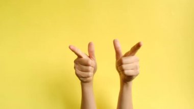 Kadın ellerinin yakın çekim yapma jesti Arka plan sarı kağıt üzerinde daha yakın gel. Vücut dili kavramı. Metin veya resim, tanıtım içeriği için yer ile. Reklam alanı, çalışma alanı kadar mock up