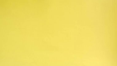 Çocuğun ellerinin yakın çekim sarı kağıt üzerinde victroy işareti gösterir, kutlama ve zafer ifade eder. Vücut dili kavramı. El işareti. Kağıt duvarkırma.