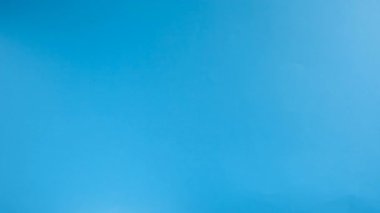 Tanınmayan kadın duvar mavisi arka planda ok işareti gösterir. El işareti. Vücut dili ve meditasyon kavramı. Metin veya resim için yer, tanıtım içeriği.