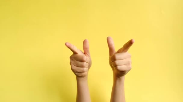 女性双手做手势的特写镜头更接近背景黄纸 肢体语言概念 与文本或图像的位置 促销内容 广告区 工作区模拟 — 图库视频影像