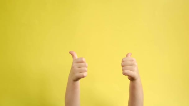 ヒルドレンの手は親指を上げるジェスチャーを通して 承認または合意を示す ボディランゲージの概念 手のサイン紙の壁を突破する — ストック動画