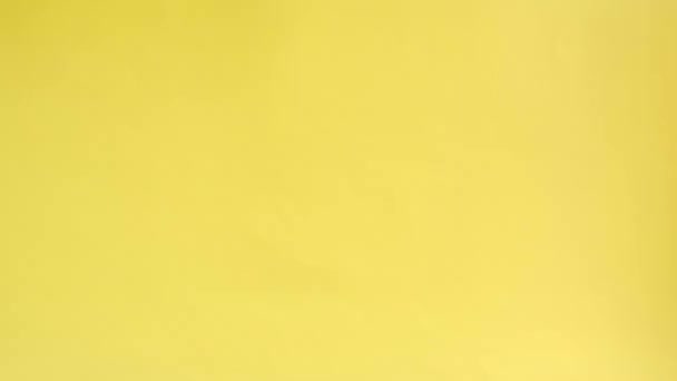Крупним Планом Руки Дитини Демонструють Знак Вітри Жовтому Папері Виражають — стокове відео