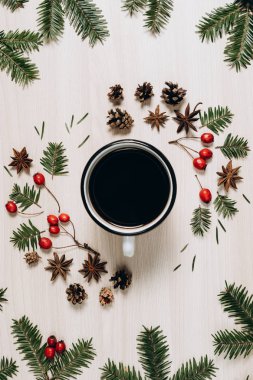 Noel kompozisyonu. Bir fincan kahve, ağaç dalları, çam kozu ve çilek ahşap arka plan üzerinde. Noel, kış, yeni yıl konsepti. Düz döşeme, üst görünüm, kopyalama alanı