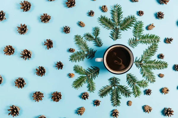 Composição de Natal ou inverno. Quadro feito de ramos de abeto, xícara de café, pinho no fundo azul pastel. Natal, inverno, conceito de ano novo. Flat lay, vista superior, espaço de cópia — Fotografia de Stock