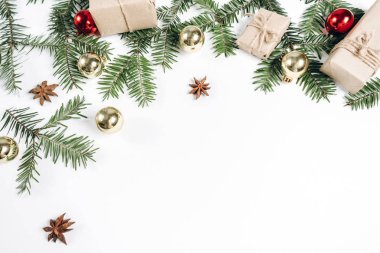 El yapımı el yapımı hediye kutuları. El işi kağıtları ve beyaz arka planda dallarla süslenmiş. Noel, kış, yeni yıl konsepti. Düz konum, üst görünüm, kopyalama alanı