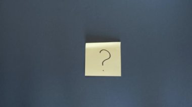 Sorular, kararlar. Gri masadaki soru işaretine kağıt parçaları düşer. Müşterilerle çalışmak. Faq kavramı. Sorunlar iş başında. Düz konum, üst görünüm, kopyalama alanı
