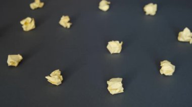 Sorular, kararlar. Kadın eli üzerinde soru işareti olan yapışkan notlar gösteriyor. Müşterilerle çalışmak. Faq kavramı. Sorunlar iş başında. Düz konum, üst görünüm, kopyalama alanı