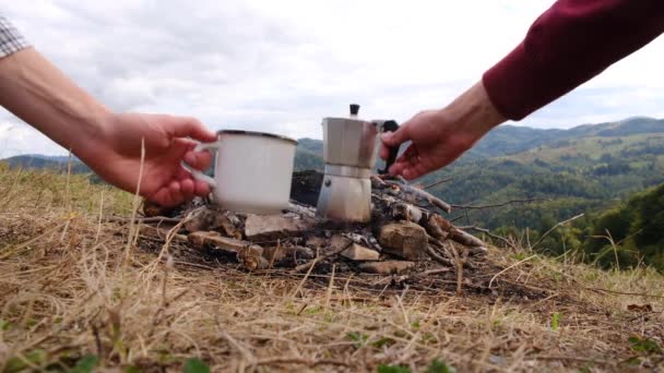 若いカップルのPovは 山の風景 美しい 刺激的なキャンプの場所を見落とす金属の白いマグカップに熱いコーヒーを注ぐ屋外のビブの生活様式 — ストック動画