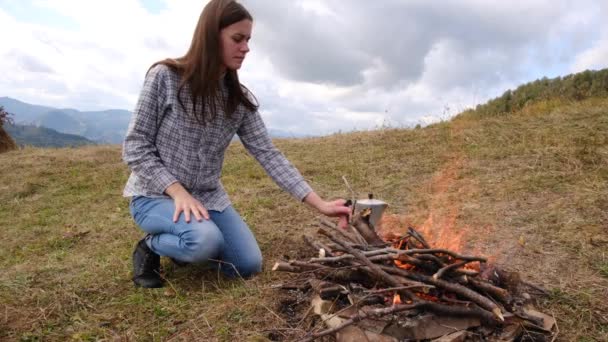 Female Traveler Sitting Bonfire Making Itself Coffee Overlook Amazing Mountains — Stock Video