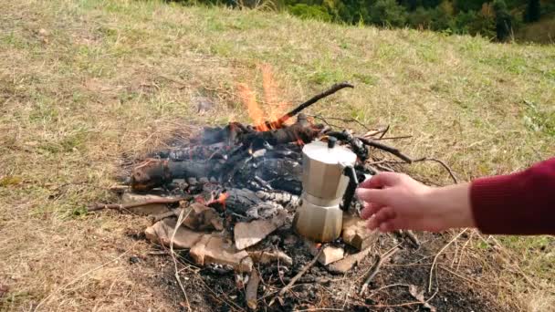 Pov Unga Par Häller Sig Varmt Kaffe Metall Vit Mugg — Stockvideo