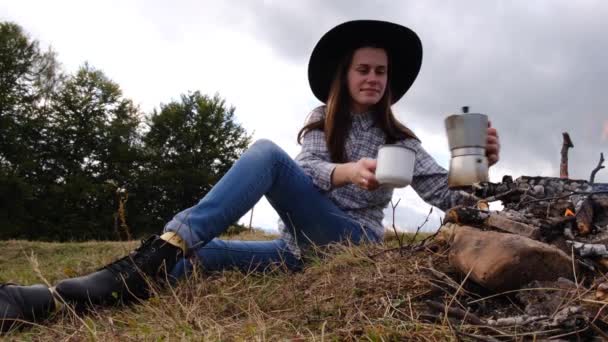 Zufriedene Reisende Schenkt Kaffee Aus Kaffeemaschine Metallbecher Mit Blick Auf — Stockvideo