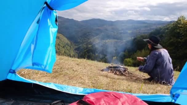 Calma Colpo Dentro Tenda Campeggio Viaggiatore Femminile Seduto Vicino Falò — Video Stock