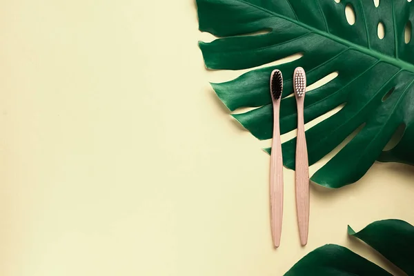 Esencial Del Baño Dos Cepillos Dientes Ecológicos Bambú Madera Hojas — Foto de Stock