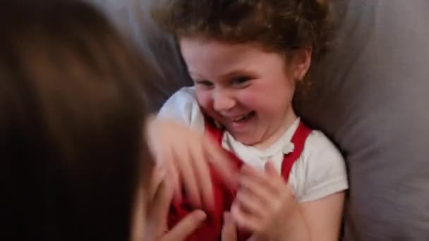 Bovenaanzicht Van Speelse Jonge Moeder Kietelen Kleine Kleuter Meisje Lachen — Stockvideo