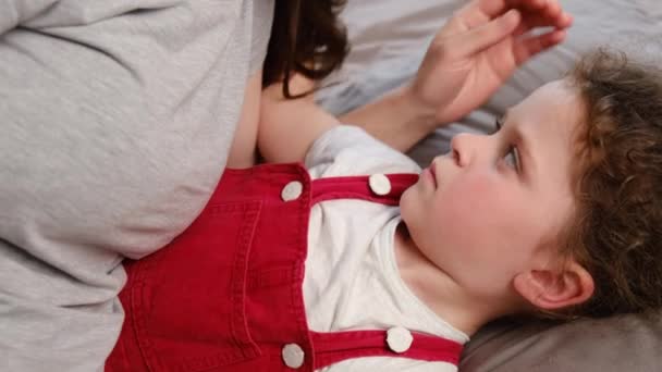 Detailní Záběr Milující Mladé Maminky Sedící Doma Posteli Dotýkající Nešťastné — Stock video