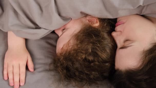 Vista Superior Cerca Amorosa Madre Joven Duerme Dulcemente Una Cama — Vídeos de Stock