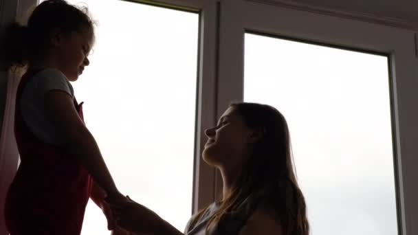 Sevgi Dolu Genç Bir Annenin Ele Tutuşup Evde Pencere Eşiğinde — Stok video