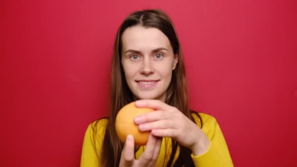 Překvapená Legrační Mladá Žena Drží Dvě Poloviny Čerstvého Zralého Grapefruitu — Stock video