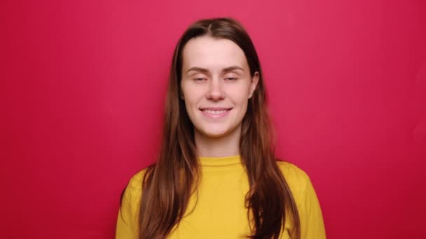 Κοντινό Πορτραίτο Μιας Χαμογελαστής Νεαρής Γυναίκας Που Καλύπτει Μάτια Του — Αρχείο Βίντεο