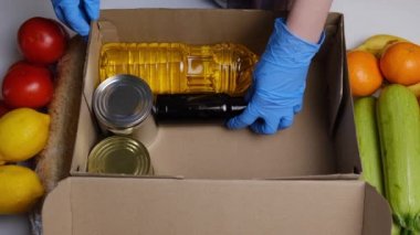 Koruyucu tıbbi eldiven ürünlerinde gönüllü olmanın en iyi görüntüsü. Coronavirus salgını sırasında evden ve sosyal mesafelere çalışmak için gıda dağıtım hizmetleri. İnternetten alışveriş ve bağış konsepti