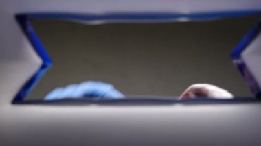 Koruyucu eldivenli gönüllülerin yakın görüntüsü domatesli, yağlı, konserve yiyecekli, tıbbi maskeli yiyecekleri karton kutuya koyuyor. Coronavirus salgını sırasında evde çalışmak için gıda dağıtım hizmetleri