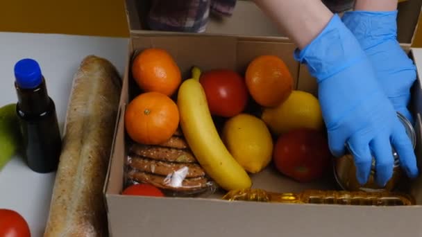 在医用防护手套包装产品中近距离订购捡拾器 在大肠病毒大流行期间 为在家工作和远离社会人士提供食物服务 捐赠的概念 慢动作 — 图库视频影像
