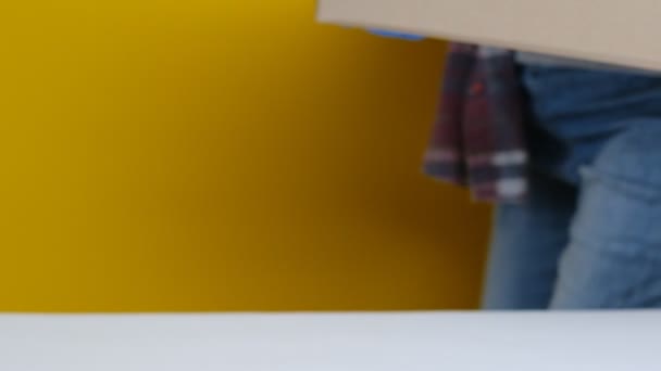 Первый Взгляд Неузнаваемая Женщина Латексных Перчатках Кладет Коробку Едой Медицинскими — стоковое видео