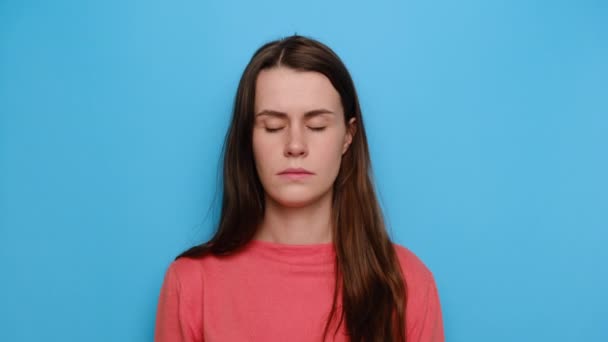 Portrait Bouleversé Jeune Femme Millénaire Malheureux Garde Les Mains Croisées — Video