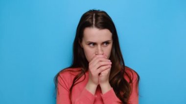 Üzgün, gergin, ayrılmayı ya da boşanmayı düşünen bir kadın mavi arka planda izole edilmiş bir süveter giyiyor. Endişeli kız, depresyondan muzdarip, yanlış karar için endişeleniyor.