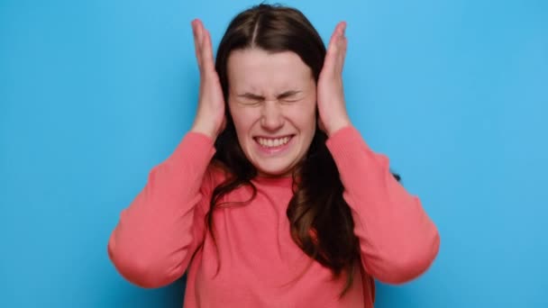 Retrato Uma Jovem Triste Desapontada Agarrando Cabeça Gritando Confusão Medo — Vídeo de Stock
