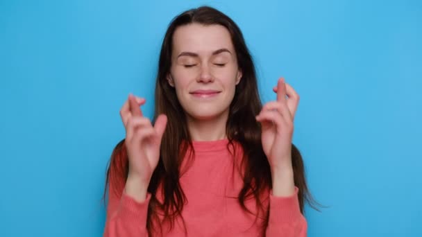 Implorar Por Ajuda Branco Supersticioso Jovem Mulher Manter Seus Dedos — Vídeo de Stock